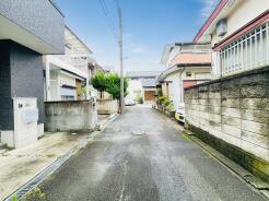 落ち着いた住宅街の風景が広がり、穏やかな日々が流れる静かな住環境が日々の暮らしを包み込みます