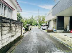 穏やかな空気が流れる閑静な住宅街で、日々の暮らしに安らぎを感じられる落ち着いたロケーションです
