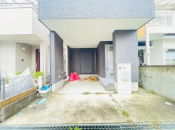 落ち着いた色調の外壁が洗練された印象を与える、日常に静かな安らぎをもたらす佇まいです