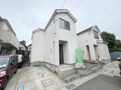 洗練された白の外観が落ち着いた街並みに溶け込み、日々の暮らしに心地よい調和をもたらします。