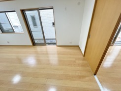 無駄な装飾を削ぎ落としたシンプルな空間は、住まう人の暮らしに合わせて自在に表情を変えてくれます。