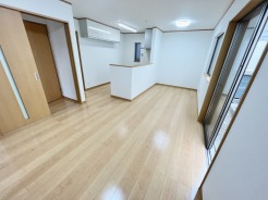 木のぬくもりとすっきりとした白い壁が調和し、日々の暮らしに安らぎをもたらす心地よい空間です。