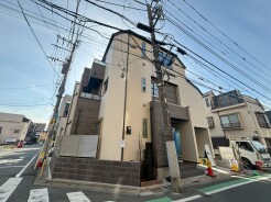 洗練されたデザインと落ち着いた色彩が調和し、街並みに上品な存在感を放つ住まい。
