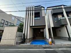 都会的で洗練されたフォルムが際立つ、街並みに調和するモダンな佇まいの住まい。