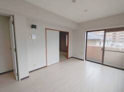 すっきりと整った白を基調とした内装が、どんなインテリアも引き立てる穏やかな空気感を醸し出しています。
