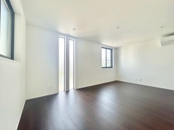 窓から入る柔らかな明るさが室内を穏やかに満たし、ゆったりとした時間の流れを感じさせます