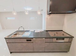 吊戸棚で視界を遮らず、パノラマ感を重視したタイプのキッチンスペース。