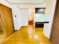 木目の温かみが感じられる落ち着いた空間は、シンプルながらも日々の暮らしに心地よい調和をもたらしてくれます