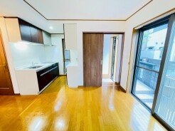落ち着いた色調の木目が心地よい調和を生み出し、暮らしに自然な安らぎと穏やかな広がりをもたらしてくれる空間です