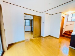 木目の温かみと白い壁のコントラストが心地よく、日々の暮らしに穏やかな調和をもたらす室内空間です