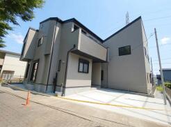 機能的でモダンなデザインが目を引く外観。周辺環境に馴染みつつも、個性が際立つ住まいです