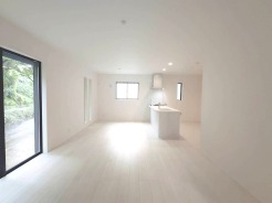 白を基調としたミニマルな空間が、住まう方の感性に寄り添い、日々の暮らしに静かな彩りを与えます