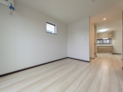 住まい全体が明るい印象に包まれ、開放感とともに日々の暮らしを穏やかに整えてくれる場所です