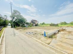 遮るもののない広い空が心地よく、のどかな環境に包まれた開放感のある土地です。穏やかな日常が待つこの場所で、思い描く理想の暮らしを形にしてみませんか