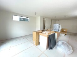 1号棟 解放感あふれる2階リビングは、自然に光と風に恵まれます。(建築中)