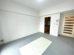 ご家族みんながゆったりくつろげる広々リビング。