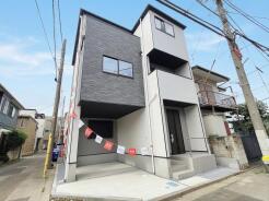 洗練されたモノトーンの外観が、街並みの中で凛とした存在感を放ちます。