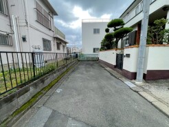 車の通り抜けができない静かな道路に面しています