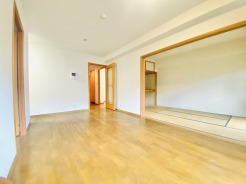 無駄のないシンプルな空間が広がり、木の温もりと畳の質感が調和した落ち着きのある住まいです