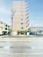 街並みに馴染む落ち着いた佇まいで、穏やかな日常を予感させる外観です。周辺環境と調和した端正なフォルムが、帰宅するたびに安らぎを感じさせてくれることでしょう