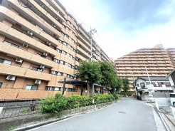 重厚な質感のタイル貼りが、長く愛されてきたマンションの誇りと深みを感じさせます