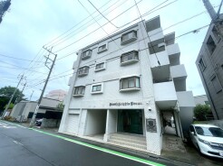 落ち着きのある白いタイル調の外観が、街並みに静かに溶け込み、日々の暮らしに安らぎの風景をもたらします