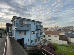 南側に建物がなく、日当たりが良いのもこの物件の魅力の一つです。室内も含めて実際の日当たりをご覧になってみてください。