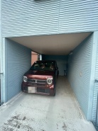 ビルトインタイプのカースペース。高さがあるお車でも余裕をもって駐車ができます。