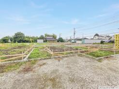 豊かな空が広がる開放的な立地で、周辺には穏やかな街並みが続いています。新しい暮らしの始まりを感じさせる、落ち着いた環境です