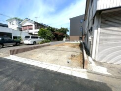 住まいの可能性が広がるフラットな空間。心地よい風と街の空気に包まれて、穏やかな日々が始まります