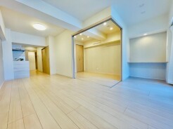 仕切りを開放することで、広がりを感じるシームレスな一体感が魅力の住空間です