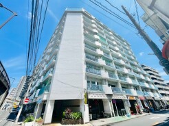 清潔感のある白い外観が、周囲の街並みに穏やかに溶け込み、日々の暮らしに安心感をもたらします