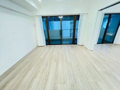 窓がもたらす明るい表情と、広がりを感じる室内。日々の暮らしに寄り添う、清潔感ある住まいです