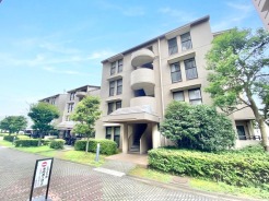 緑豊かな環境に調和する、落ち着いた佇まいの外観です。穏やかな日常を予感させる穏やかな景観です