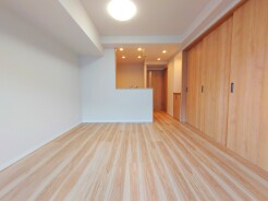 木目の温かみが心地よい、明るい空間。開放感があり、日々の暮らしに安らぎをもたらしてくれます