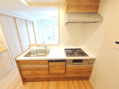 吊戸棚で視界を遮らず、パノラマ感を重視したタイプのキッチンスペース。