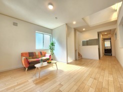 柔らかな質感が心地よい、日々の暮らしに自然と馴染む穏やかな空間が広がっています。