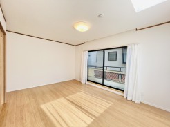 解放感あふれる2階リビングは、自然に光と風に恵まれます。