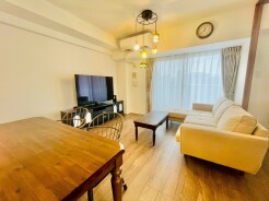ダイニングテーブルとソファやテレビを置いてもゆとりある室内。家族団らんの時間がここにあります。