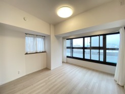 すっきりとした白い壁と木目調の床が調和し、住まう人の個性を引き立てるシンプルな空間です