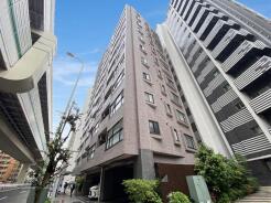 空へと伸びる凛とした佇まい。洗練された都会の景色に調和する、落ち着きある外観デザインです