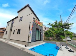 すっきりとしたシルエットが印象的で、家族の新しい生活を心地よく包み込む空間です