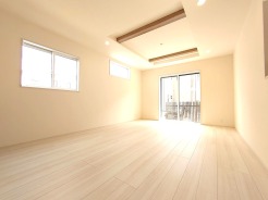 天井のデザインが空間に奥行きを生み出し、シンプルながらも洗練された心地よい広がりを感じさせます