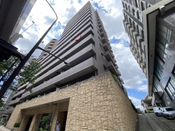 重厚感のある石積み調の基壇部が、街並みに確かな存在感と落ち着きをもたらしています。