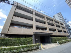 街並みに穏やかに溶け込み、日々の暮らしに心地よい落ち着きをもたらす佇まいが魅力です。