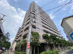 街並みに馴染む落ち着いた佇まいと、空へ向かって堂々とそびえ立つ重厚なフォルムが暮らしの拠点としての安心感を伝えます。