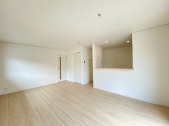 2号棟 無駄な装飾を削ぎ落としたシンプルな空間は、どのようなインテリアにも馴染み、自分らしい暮らしを自由に描ける余白があります。
