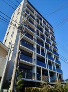 洗練されたフォルムが青空に映える、都市の風景に溶け込むような落ち着きある佇まいです