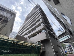 都会の空に端正なシルエットを描く、洗練された佇まいの集合住宅です。
