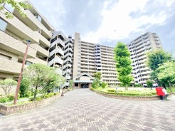 ゆとりある敷地に堂々と佇む外観。手入れの行き届いた植栽が、日々の暮らしに心地よい潤いを与えます